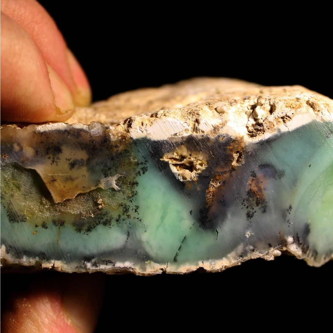 Hunting mineralflakes on a chunk of Australian Chrysoprase