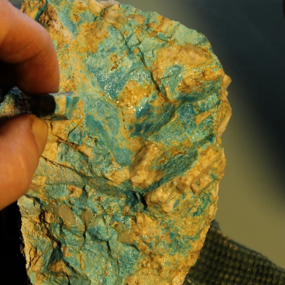 Turquoise vein study (Stone Mountain Turquoise NFS) Oh I wish it were a solid chunk, but no it’s a lattice or thin blue vein. Occasionally there is a nice cab size piece.
