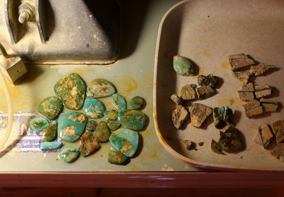 On deck and still a bit muddy. Still debating what shapes to finish with on this batch of natural Stone Mountain Turquoise #lapidaryartist #jewelersbench #stonemountainturquoise #naturalturquoise #turquoiseoverdiamonds